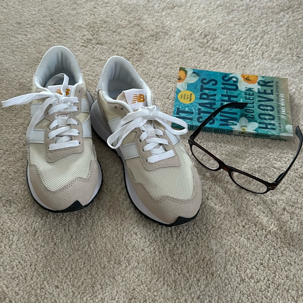 NWOT never worn woman’s NB 237 retro sneaker